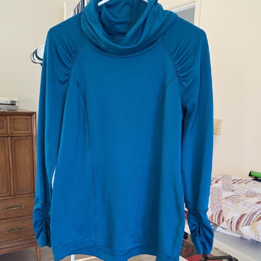 CALIA by Carrie Underwood Long Sleeve Tee Size Medium